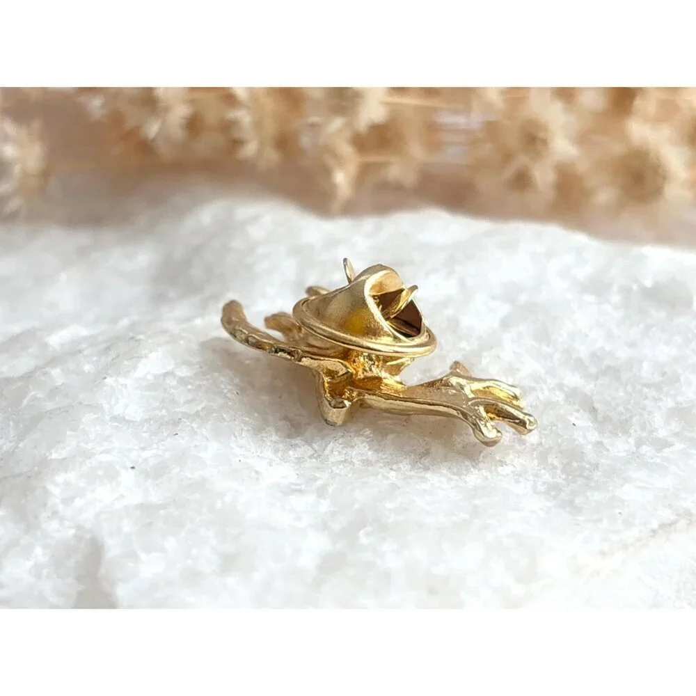 Praying Angel in Flight Gold Toned Vintage Costume Jewelry Brooch | Lapel Pin